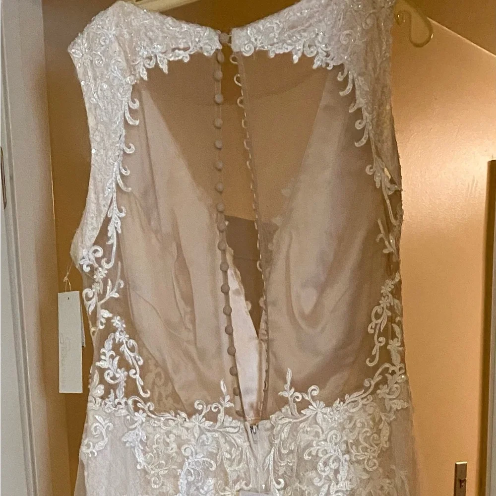 New with tag David’s Bridal wedding gown - Picture 5 of 8